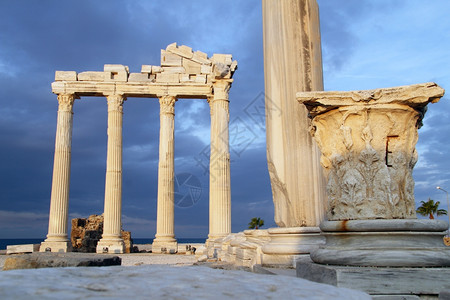 土耳其城边阿波罗寺庙的废墟图片