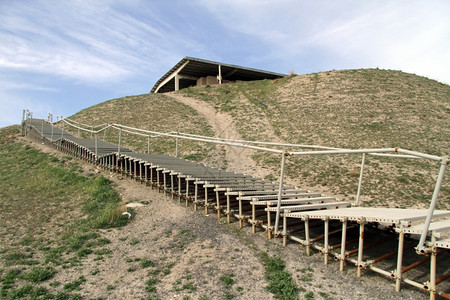 尤尔马拉伊朗Malayer附近NusheJam堡垒的山顶楼梯背景