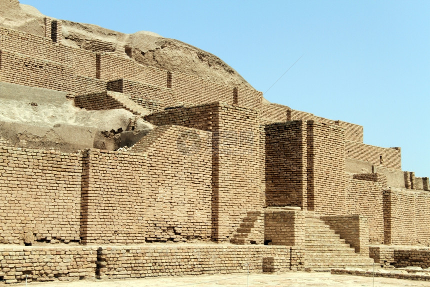 伊朗Shush附近的砖砌zigguratChoqaZanbil图片