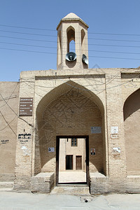 伊朗亚兹德市有扬声器的弧和塔图片