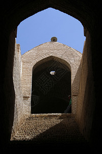 伊朗雅兹德街头的窗口和弧图片