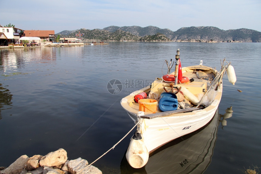 土耳其乌查吉兹海岸附近的木林船图片