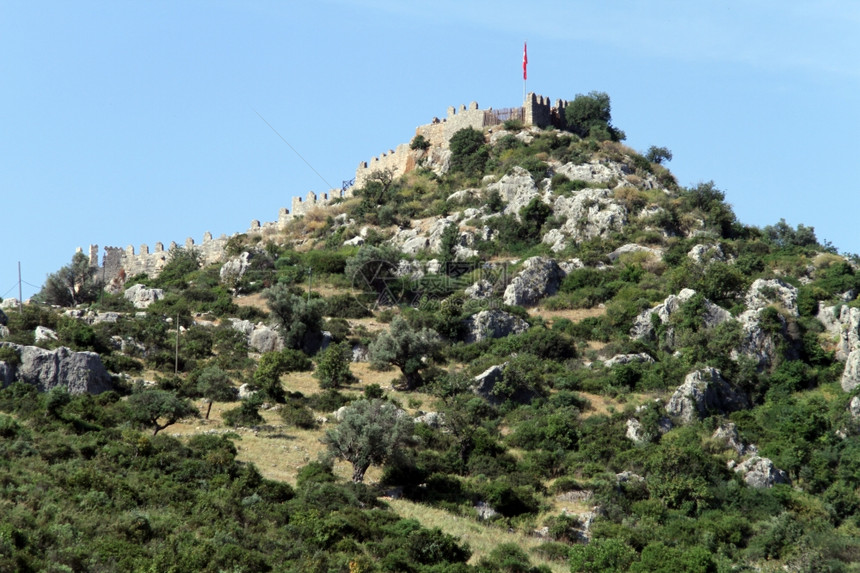土耳其Uchagiz附近山丘上的堡垒图片