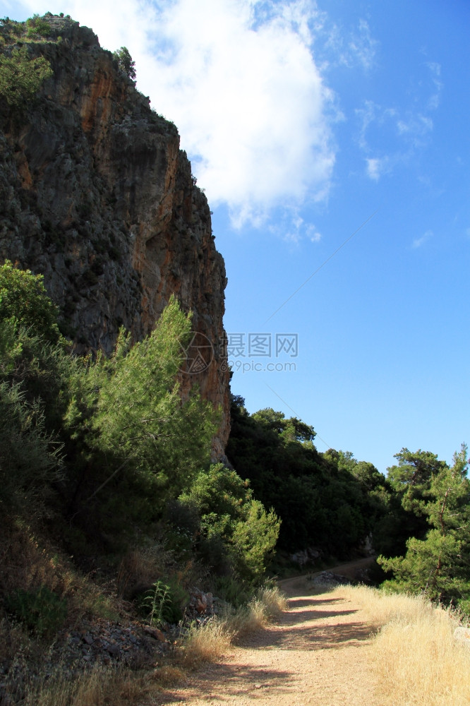 土耳其Karaoz附近地中海的岩石和土路费用图片
