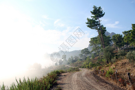 土耳其山区雾和地土路图片