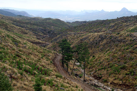 土耳其山区干河床和公路图片