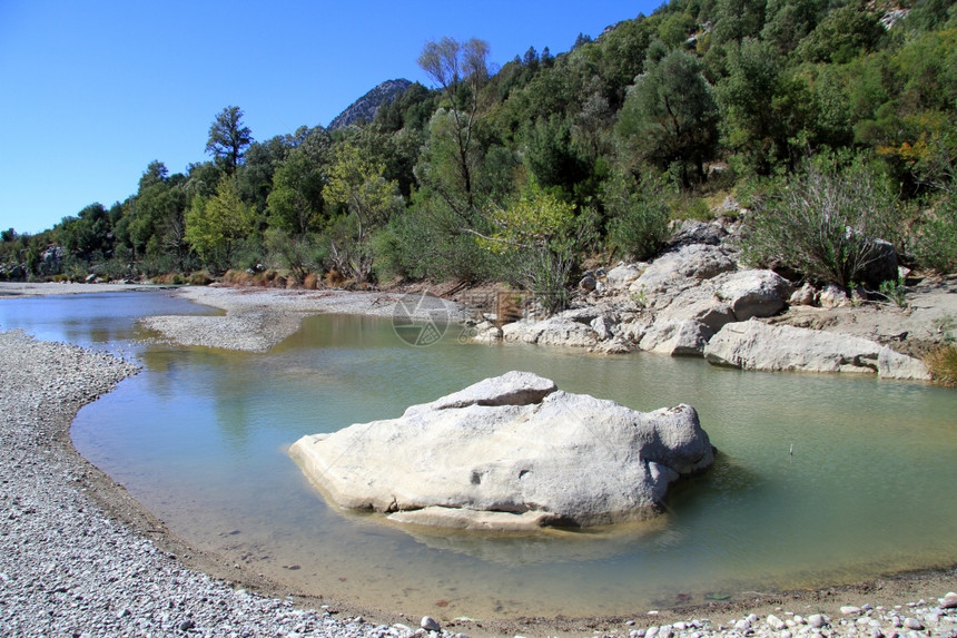 土耳其河流中的大岩石和水图片