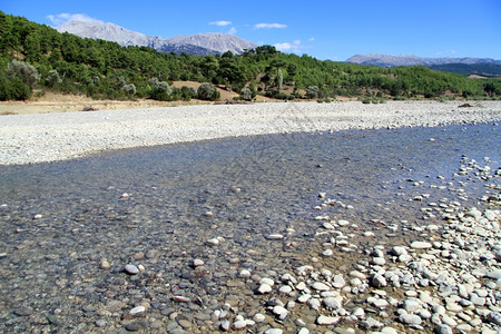 土耳其有清洁水的山区河图片