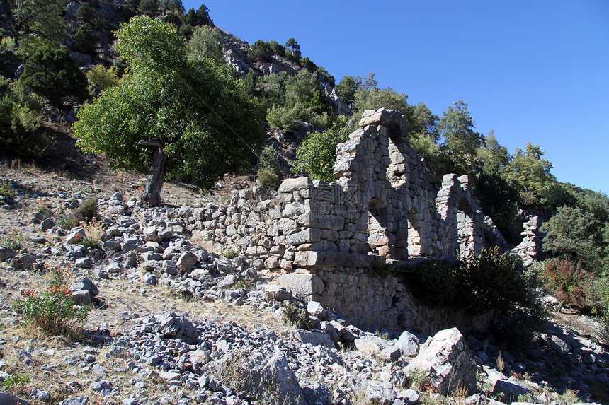 土耳其斜坡上古老教堂的废墟图片