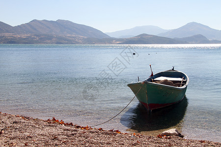 土耳其Egirdir湖水中的船只图片