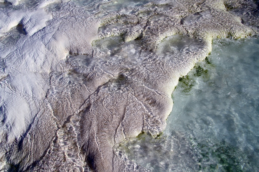 土耳其Pamukkale的石灰华形成和水图片