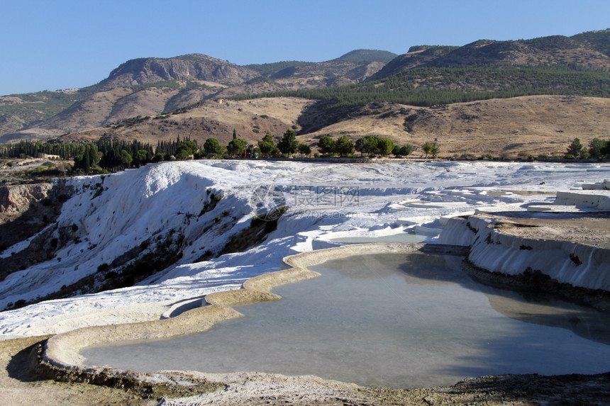 土耳其Pamukkale的水和穿河结构图片