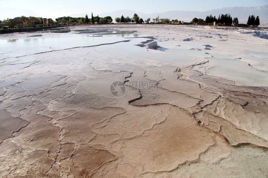 土耳其Pamukkale的石灰华地层和水图片