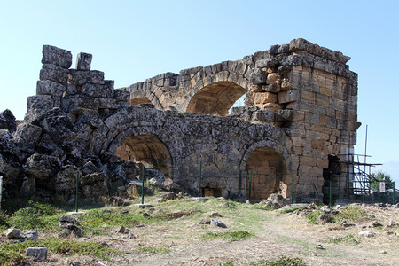 土耳其海拉波利斯的古代大教堂遗址图片