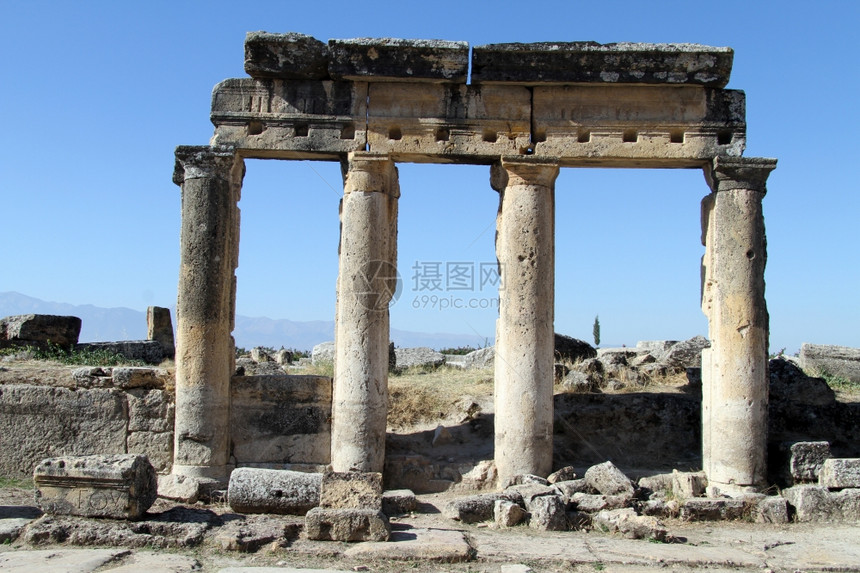 土耳其Hyerapolis古寺庙柱的废墟图片