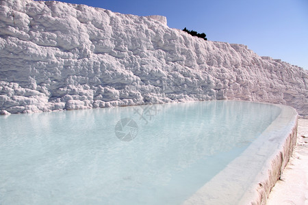 土耳其Pamukkale的游泳池清水和石灰华图片