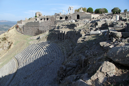 土耳其Pergam剧院和Trajan寺庙的废墟图片