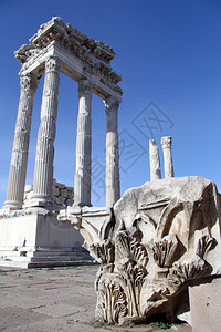 土耳其Pergam古老的Trajan寺庙的废墟图片