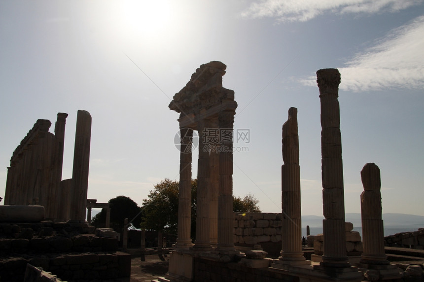 土耳其Pergam的Trajan寺庙的日光和废墟图片
