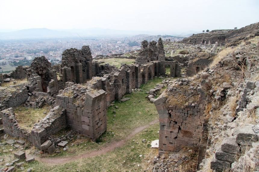土耳其BergamaAcropolis古老建筑的废墟图片
