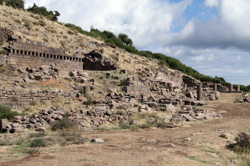 土耳其Ass山坡上的寺庙废墟图片