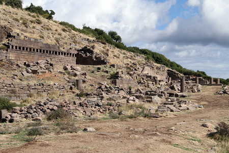 贝拉姆卡勒土耳其Ass山坡上的寺庙废墟背景