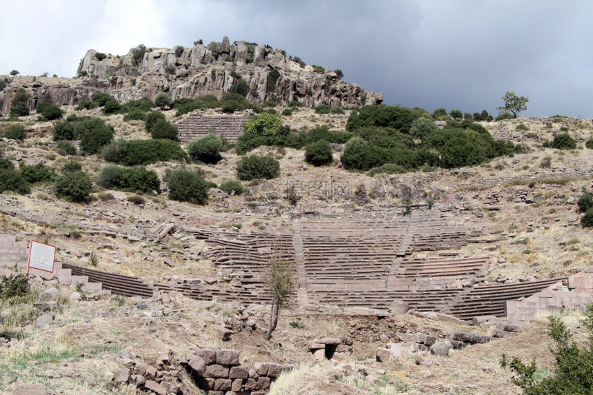 土耳其阿索斯山坡上古老剧院的废墟图片