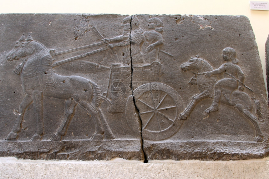 在伊斯坦布尔考古博物馆的沙石上骑着战车的勇士们图片