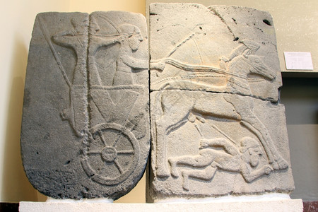 骑马战士土耳其伊斯坦布尔考古博物馆的沙石上带下巴救援背景