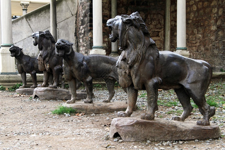 土耳其伊斯坦布尔Topkapi宫内院子里的狮雕塑图片