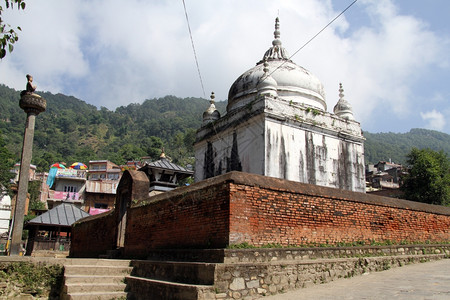 尼泊尔戈卡的青铜偶像和白寺图片