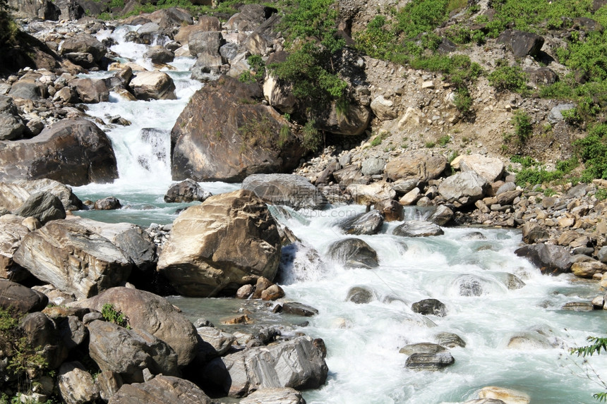 尼泊尔的布德河和山图片