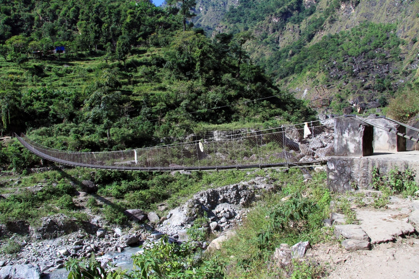 尼泊尔长悬吊桥和河流图片