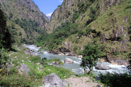 尼泊尔的岩石和山河图片