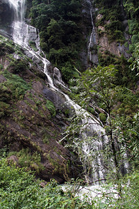 尼泊尔山中瀑布和河流图片