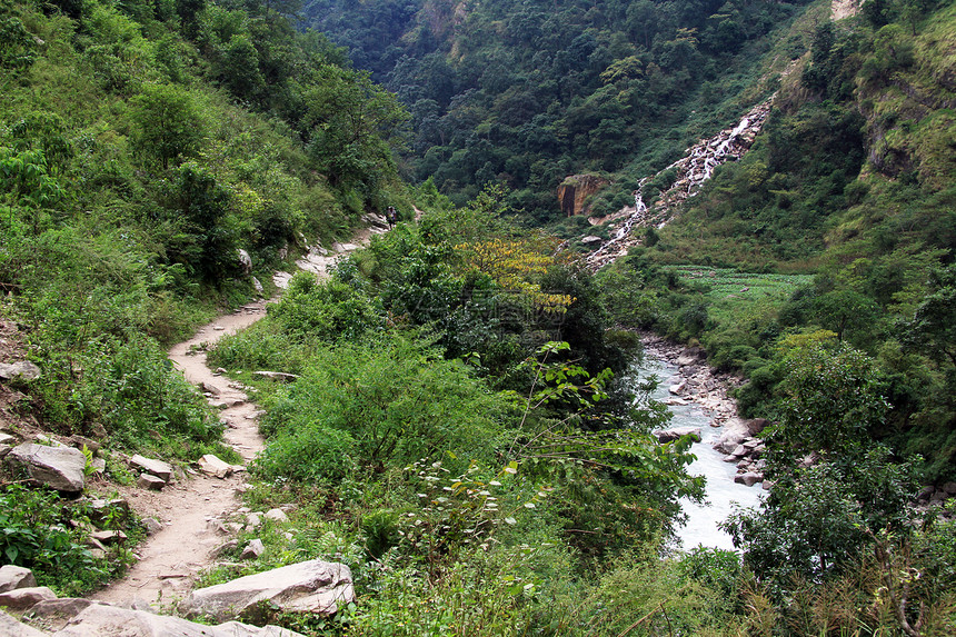 尼泊尔山区的足道和河流图片