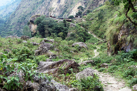 尼泊尔山中的落岩人行道图片
