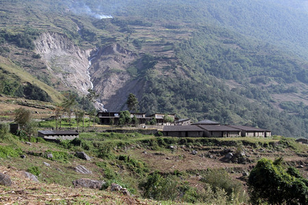 尼泊尔山坡上的村庄图片