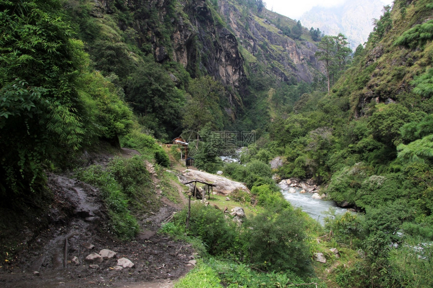 尼泊尔Manaslu附近河流和山图片