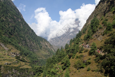 尼泊尔山脚下旅游者图片