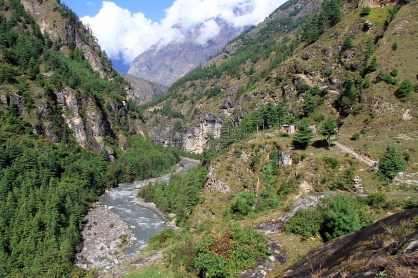 尼泊尔山区的布迪甘达基纳河图片