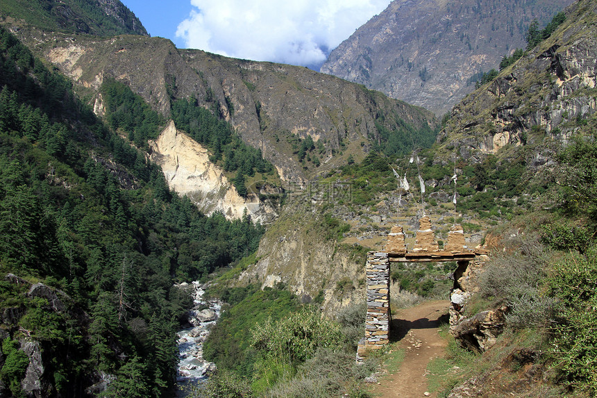 尼泊尔山区人行道和村庄入口图片