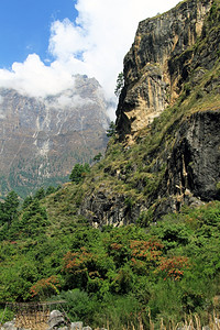 尼泊尔秋天长青山图片