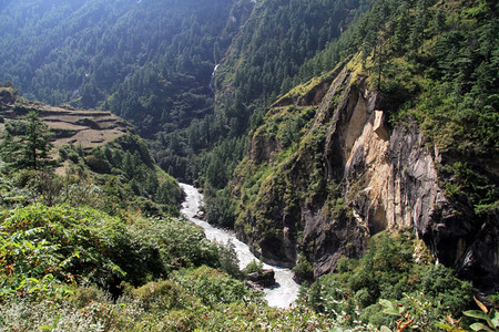 尼泊尔的河流和高青山图片