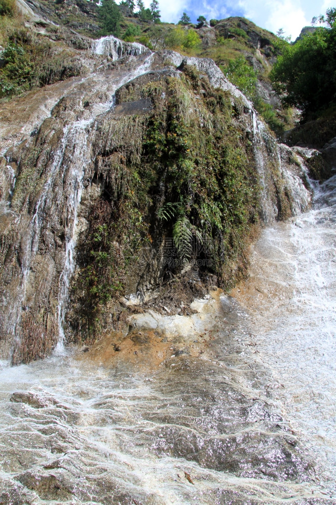 尼泊尔山岩和瀑布图片
