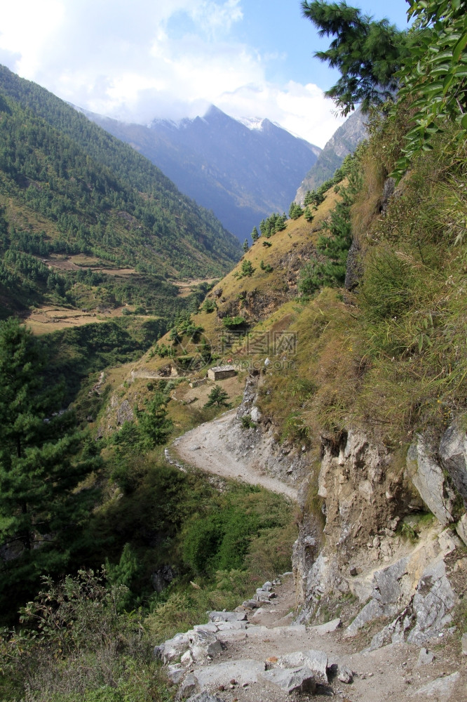 尼泊尔山中和人行道图片