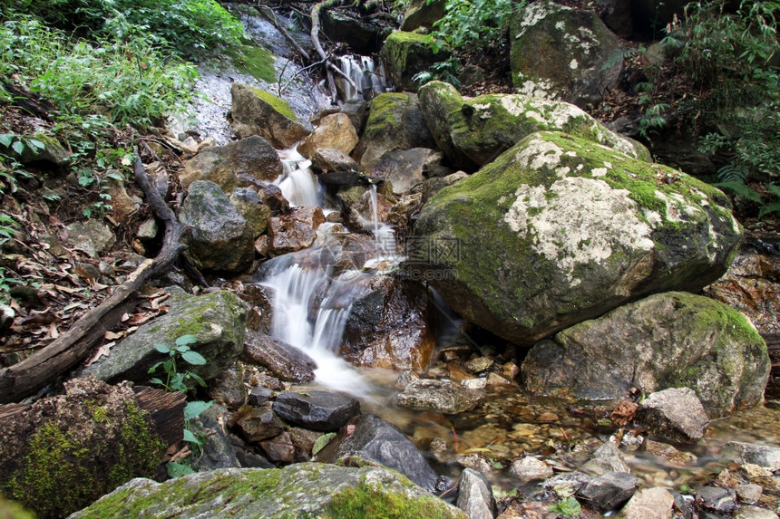尼泊尔山区小河和石块图片