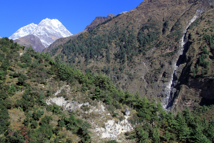 尼泊尔的雪山和狭窄瀑图片