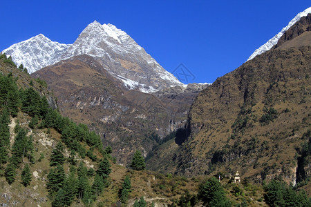 尼泊尔的雪山和白图片