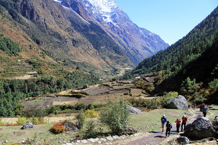 一群游客在尼泊尔山中徒步旅行图片